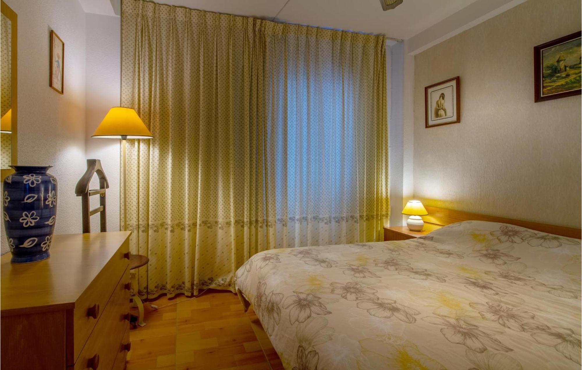 Stunning Apartment In Gandia With Kitchen Екстер'єр фото